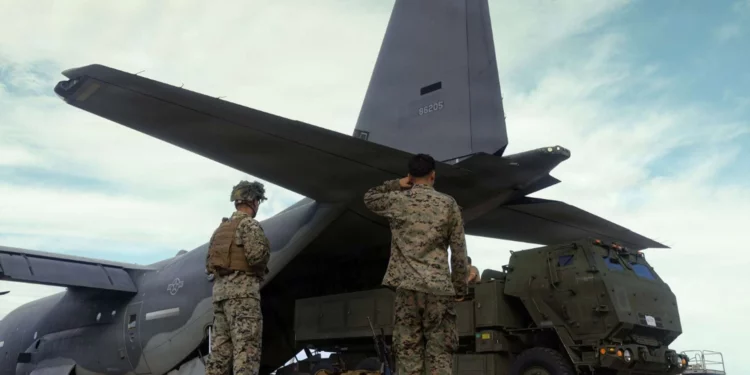Marines estadounidenses despliegan rápidamente un lanzador HIMARS a bordo de un KC-130J en Japón.