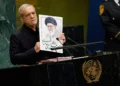El presidente de Irán, Masoud Pezeshkian, sostiene una imagen del fallecido líder supremo iraní, el ayatolá Ali Khamenei, durante la 81.ª Asamblea General de la ONU, el 23 de septiembre de 2026.