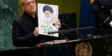 El presidente de Irán, Masoud Pezeshkian, sostiene una imagen del fallecido líder supremo iraní, el ayatolá Ali Khamenei, durante la 81.ª Asamblea General de la ONU, el 23 de septiembre de 2026.