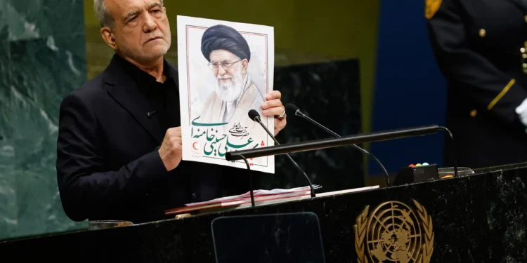 El presidente de Irán, Masoud Pezeshkian, sostiene una imagen del fallecido líder supremo iraní, el ayatolá Ali Khamenei, durante la 81.ª Asamblea General de la ONU, el 23 de septiembre de 2026.