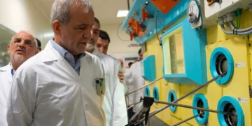 El presidente iraní Masoud Pezeshkian visita la Organización de Energía Atómica de Irán en Teherán el 2 de noviembre de 2025.