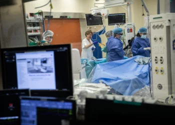 Médicos israelíes realizan cateterismos cardíacos en el Hospital Hadassah Ein Karem de Jerusalén, 20 de enero de 2020.