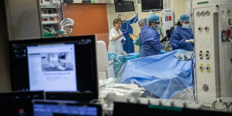 Médicos israelíes realizan cateterismos cardíacos en el Hospital Hadassah Ein Karem de Jerusalén, 20 de enero de 2020.