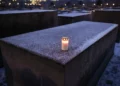 Una vela encendida sobre un bloque cubierto de escarcha en el Memorial a los Judíos Asesinados de Europa, en Berlín.