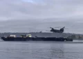 Un MH-47G Chinook del 160.º SOAR se reabastece desde una barcaza autónoma equipada con el sistema SM300 de Sea Machines Robotics.