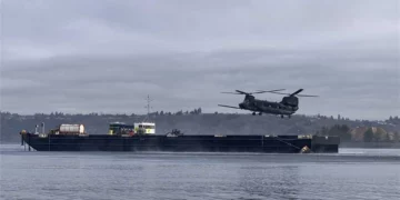 Un MH-47G Chinook del 160.º SOAR se reabastece desde una barcaza autónoma equipada con el sistema SM300 de Sea Machines Robotics.