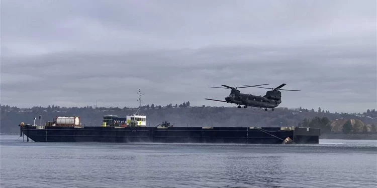Un MH-47G Chinook del 160.º SOAR se reabastece desde una barcaza autónoma equipada con el sistema SM300 de Sea Machines Robotics.