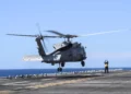 Helicóptero MH-60R Seahawk despega del USS Boxer durante operaciones de vuelo.