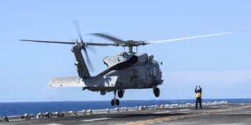 Helicóptero MH-60R Seahawk despega del USS Boxer durante operaciones de vuelo.
