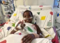 Miracle Nkanda se recupera tras su cirugía en el Hospital Infantil Sylvan Adams del Centro Médico Wolfson, en Holon.