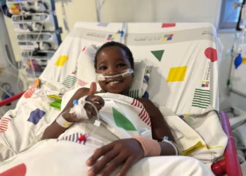 Miracle Nkanda se recupera tras su cirugía en el Hospital Infantil Sylvan Adams del Centro Médico Wolfson, en Holon.