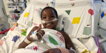 Miracle Nkanda se recupera tras su cirugía en el Hospital Infantil Sylvan Adams del Centro Médico Wolfson, en Holon.