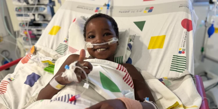 Miracle Nkanda se recupera tras su cirugía en el Hospital Infantil Sylvan Adams del Centro Médico Wolfson, en Holon.