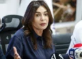 La ministra de Transporte Miri Regev habla en una conferencia de prensa sobre la reapertura del espacio aéreo israelí en Tel Aviv, el 3 de marzo de 2026.