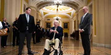El senador estadounidense Mitch McConnell, republicano de Kentucky, habla con periodistas en el Capitolio de Estados Unidos el 14 de septiembre de 2026 en Washington.