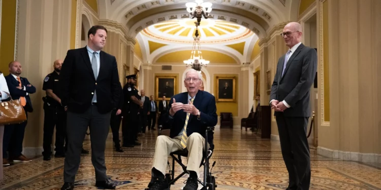 El senador estadounidense Mitch McConnell, republicano de Kentucky, habla con periodistas en el Capitolio de Estados Unidos el 14 de septiembre de 2026 en Washington.
