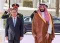 El príncipe heredero saudí Mohammed bin Salman recibe al primer ministro chino Li Qiang en Riad el 11 de septiembre de 2024.