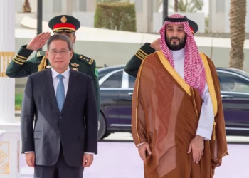 El príncipe heredero saudí Mohammed bin Salman recibe al primer ministro chino Li Qiang en Riad el 11 de septiembre de 2024.