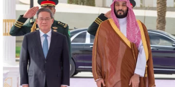 El príncipe heredero saudí Mohammed bin Salman recibe al primer ministro chino Li Qiang en Riad el 11 de septiembre de 2024.