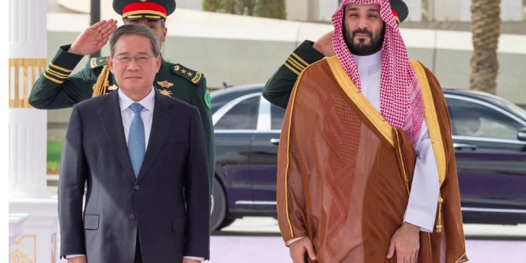 El príncipe heredero saudí Mohammed bin Salman recibe al primer ministro chino Li Qiang en Riad el 11 de septiembre de 2024.