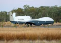 Un MQ-4C Triton de la Real Fuerza Aérea Australiana rueda por la Base RAAF Tindal, en el Territorio del Norte.