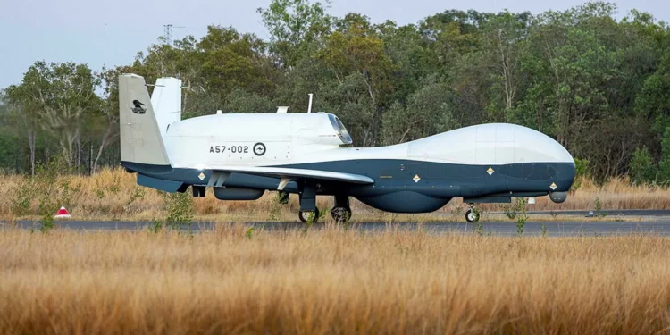 Un MQ-4C Triton de la Real Fuerza Aérea Australiana rueda por la Base RAAF Tindal, en el Territorio del Norte.