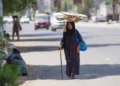 Una mujer yemení lleva leña sobre la cabeza en Adén, Yemen, el 23 de septiembre de 2026.
