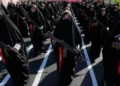 Mujeres vinculadas a la Guardia Revolucionaria de Irán portan rifles durante un desfile de estilo militar en Teherán el 18 de septiembre de 2026.