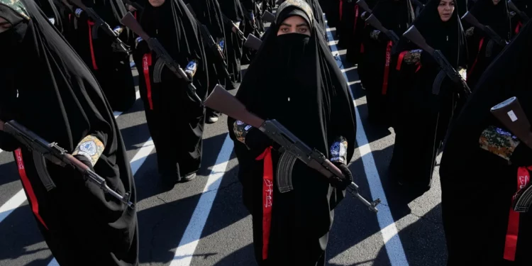 Mujeres vinculadas a la Guardia Revolucionaria de Irán portan rifles durante un desfile de estilo militar en Teherán el 18 de septiembre de 2026.