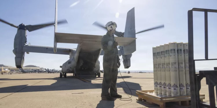 La Armada y el Cuerpo de Marines de Estados Unidos probaron el despliegue manual de sonoboyas desde un MV-22B Osprey frente a California.