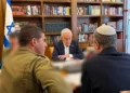 Benjamin Netanyahu durante una consulta de seguridad con Shmuel Ben Ezra y Guy Markizeno en Jerusalén el 30 de septiembre de 2026.