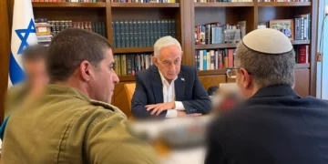 Benjamin Netanyahu durante una consulta de seguridad con Shmuel Ben Ezra y Guy Markizeno en Jerusalén el 30 de septiembre de 2026.