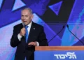 Benjamín Netanyahu pronuncia un discurso durante un acto por el Año Nuevo judío con miembros del Likud en Tel Aviv el 17 de septiembre de 2026.