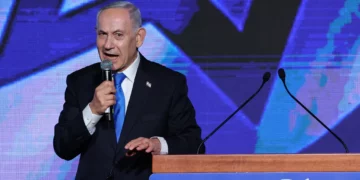 Benjamín Netanyahu pronuncia un discurso durante un acto por el Año Nuevo judío con miembros del Likud en Tel Aviv el 17 de septiembre de 2026.