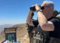 El primer ministro Benjamín Netanyahu observa con binoculares desde el monte Hermón, en el lado sirio de la frontera con Israel, el 9 de septiembre de 2026.
