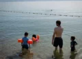 Niños en la playa Kursi, en el mar de Galilea