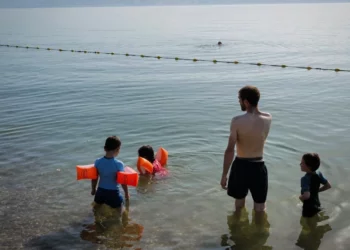 Niños en la playa Kursi, en el mar de Galilea