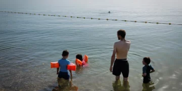 Niños en la playa Kursi, en el mar de Galilea