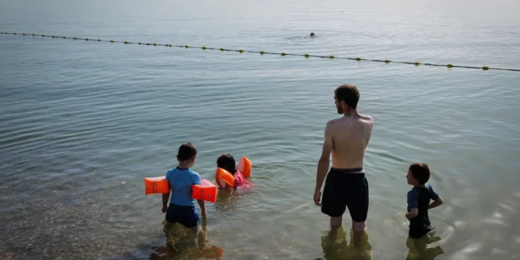 Niños en la playa Kursi, en el mar de Galilea