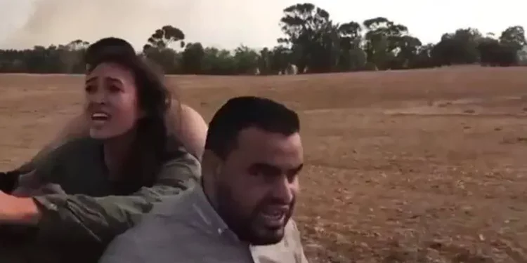 Noa Argamani durante su secuestro hacia Gaza