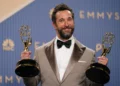 Noah Wyle posa con los premios a mejor actor principal en una serie dramática y mejor serie dramática por “The Pitt” durante la 78.ª edición de los Emmy, el 14 de septiembre de 2026 en Los Ángeles.