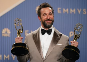 Noah Wyle posa con los premios a mejor actor principal en una serie dramática y mejor serie dramática por “The Pitt” durante la 78.ª edición de los Emmy, el 14 de septiembre de 2026 en Los Ángeles.