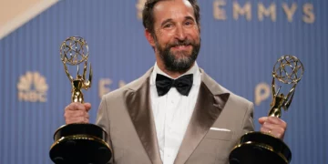 Noah Wyle posa con los premios a mejor actor principal en una serie dramática y mejor serie dramática por “The Pitt” durante la 78.ª edición de los Emmy, el 14 de septiembre de 2026 en Los Ángeles.