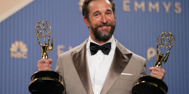 Noah Wyle posa con los premios a mejor actor principal en una serie dramática y mejor serie dramática por “The Pitt” durante la 78.ª edición de los Emmy, el 14 de septiembre de 2026 en Los Ángeles.