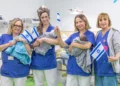 Bebés y personal médico con banderas de Israel en el Centro Médico de Nahariya, antes del Día de la Independencia, 13 de abril de 2026.
