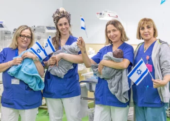 Bebés y personal médico con banderas de Israel en el Centro Médico de Nahariya, antes del Día de la Independencia, 13 de abril de 2026.