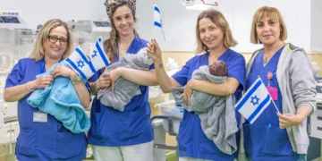 Bebés y personal médico con banderas de Israel en el Centro Médico de Nahariya, antes del Día de la Independencia, 13 de abril de 2026.