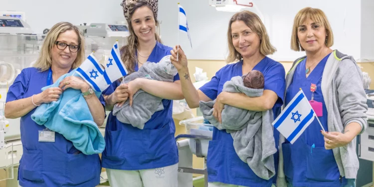 Bebés y personal médico con banderas de Israel en el Centro Médico de Nahariya, antes del Día de la Independencia, 13 de abril de 2026.