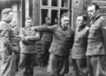 Fotografía de 1944 de varios oficiales nazis, entre ellos Josef Mengele, reunidos en las afueras del campo de Auschwitz.