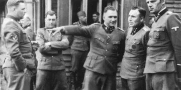 Fotografía de 1944 de varios oficiales nazis, entre ellos Josef Mengele, reunidos en las afueras del campo de Auschwitz.